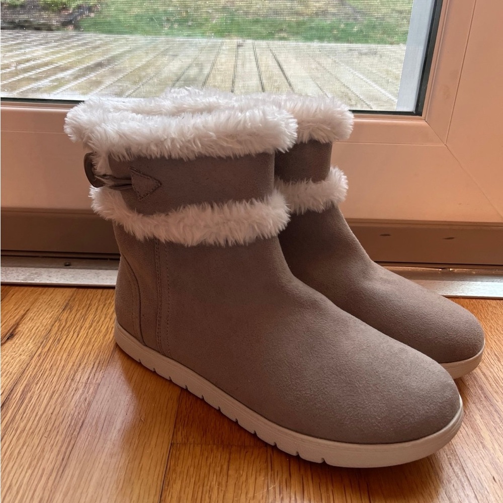 Easy Spirit Taupe Winter Boots with White Faux Fur